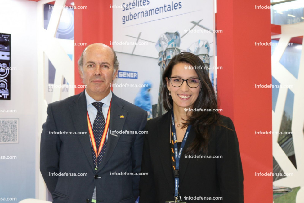 R. Espinosa y P. Gómez en el stand de Sener en Expodefensa. Foto: NGP