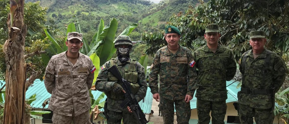 Los oficiales recabaron experiencias de la labor de resguardo que cumple el Ejército de Ecuador en la frontera. Foto: Ejército de Chile
