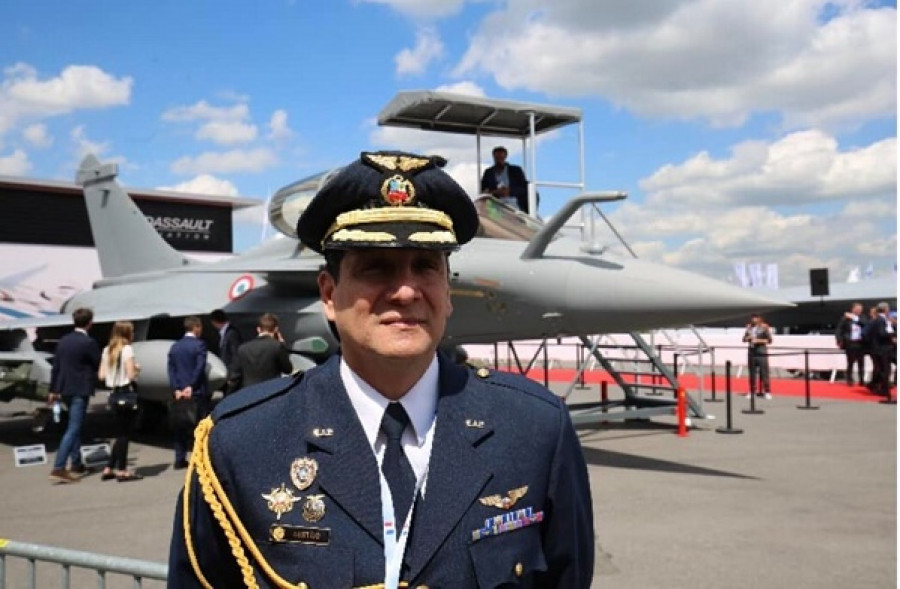 El coronel FAP Luis Cortijo Rossell delante de un caza Dassault Rafale en el Paris Airshow 2019. Foto: Fuerza Aérea del Perú