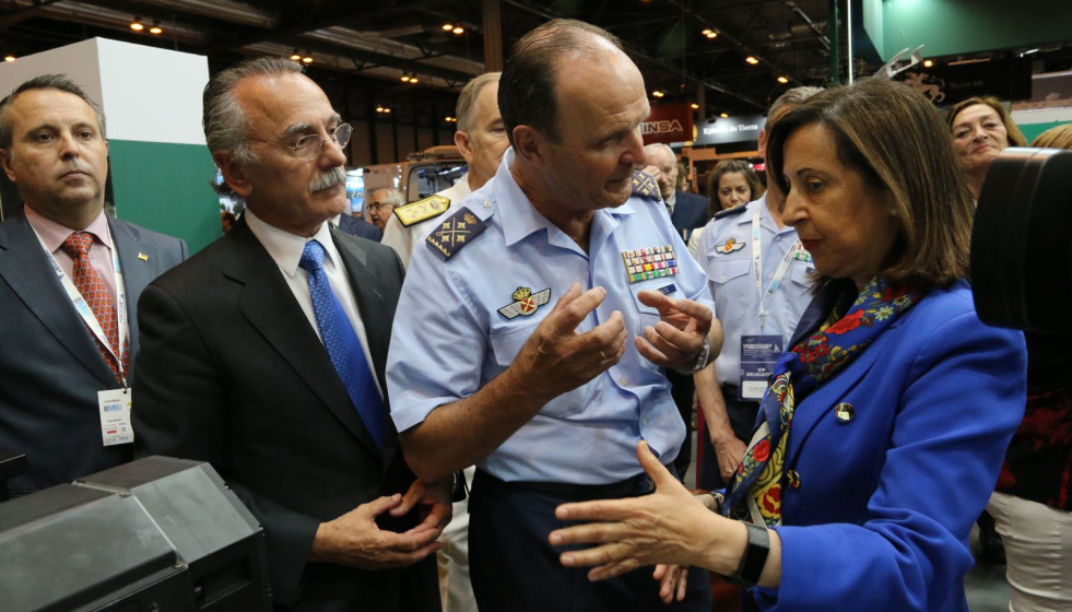 El presidente de Tecnobit junto con el JEMA y la ministra de Defensa en la feria. Foto: Infodefensa.com