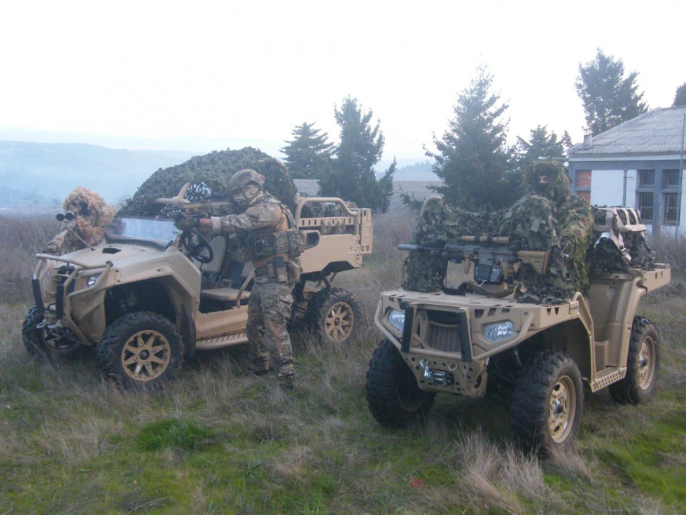 Viaturas ultra-ligeiras 4x4 Sportsman MV850 MT e MRZR 2 da FOE. Foto: Victor M. S. Barreira.