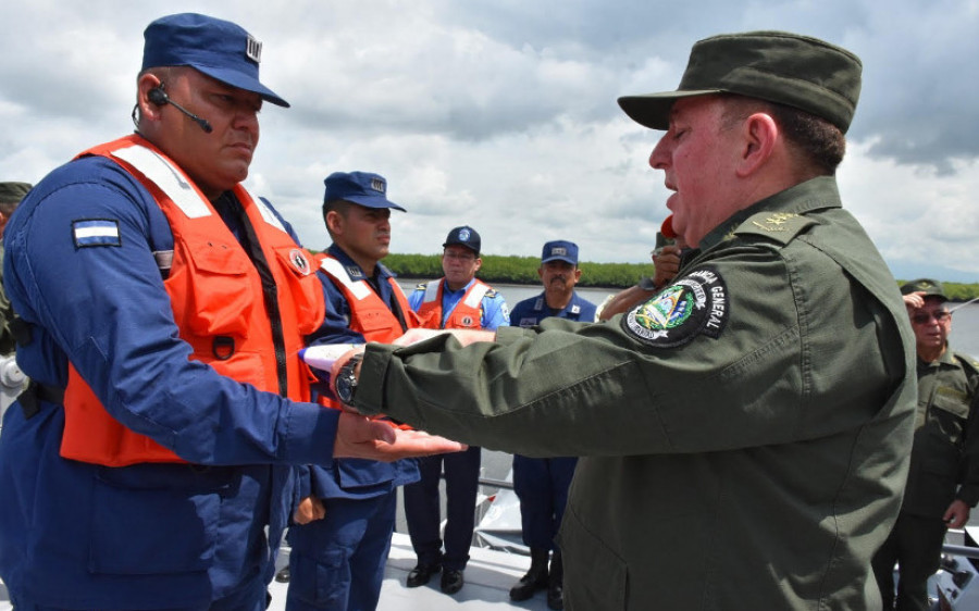 El general Julio Avilés en una actividad con la Fuerza Naval. Foto: Ejército de Nicaragua.