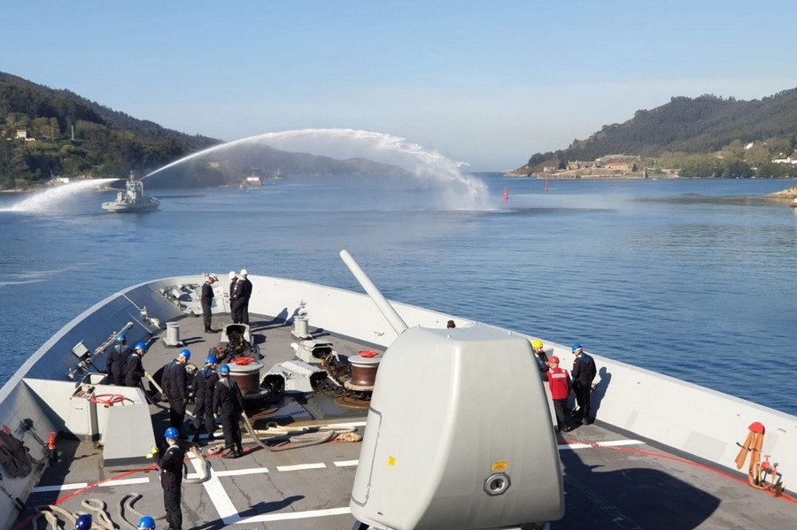 Salida del buque de la ría de Ferrol. Foto: Armada española