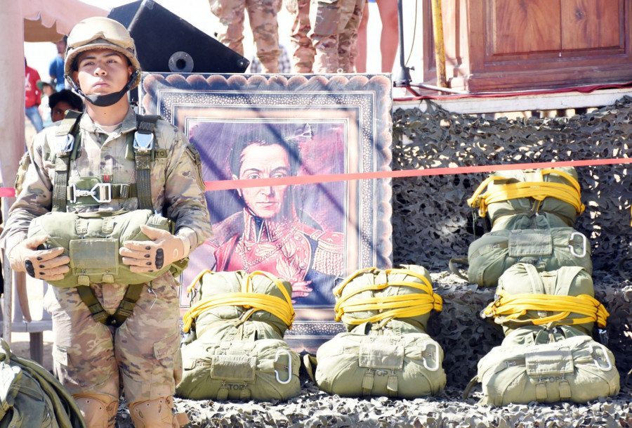 Paracaidista del Ejército de Bolivia y parte del material recibido. Foto: Agencia Boliviana de Información.