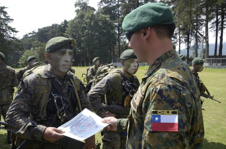 Instructor chileno entrega certificado a soldado de montaña de Guatemala. Foto: Ejército de Guatemala