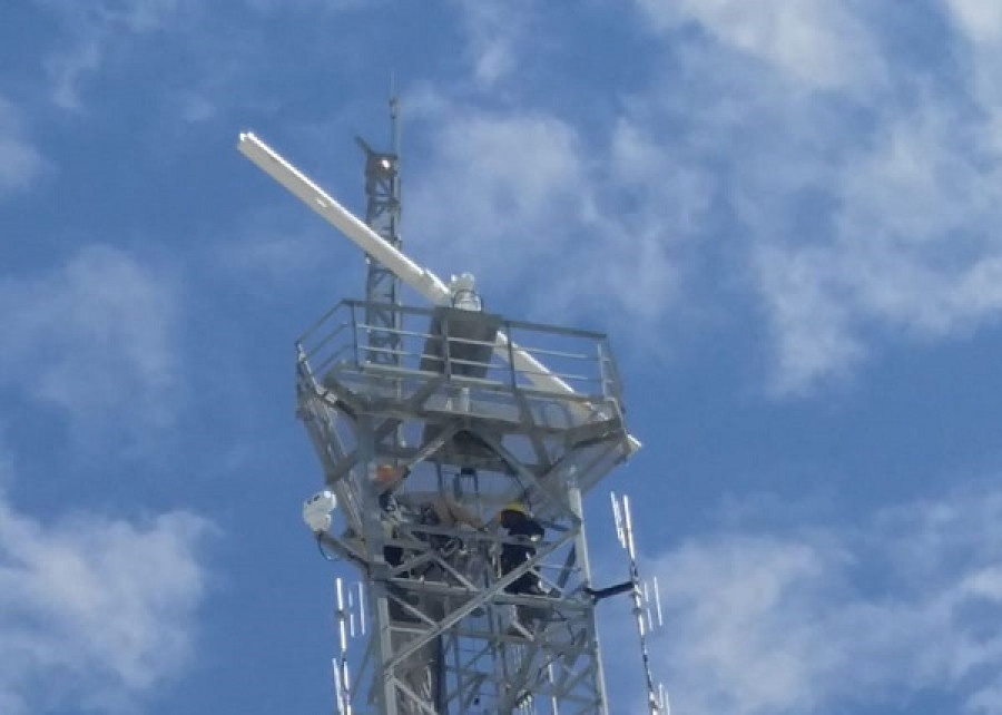 Radar de vigilancia costera Kelvin Hughes RBS instalado en Great Inagua. Foto: The Royal Bahamas Defence Force.