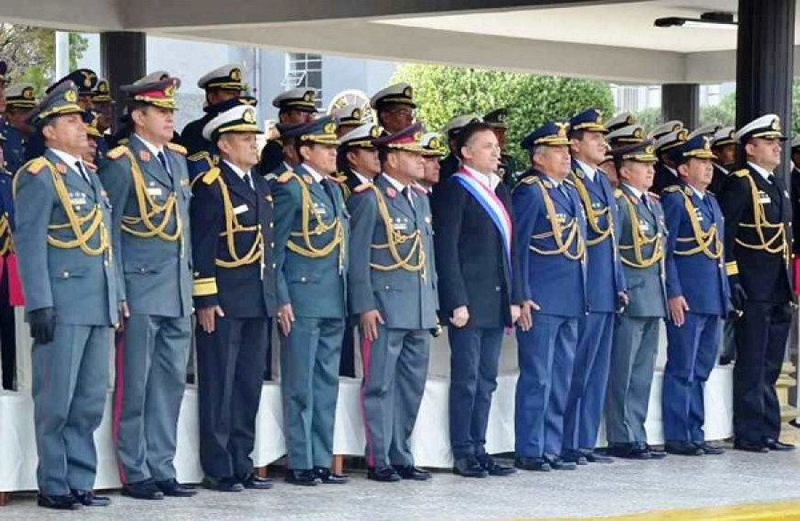 El ministro Fernando López Julio, acompañado del Alto Mando militar, en el acto de reconocimiento. Foto: Ministerio de Defensa.