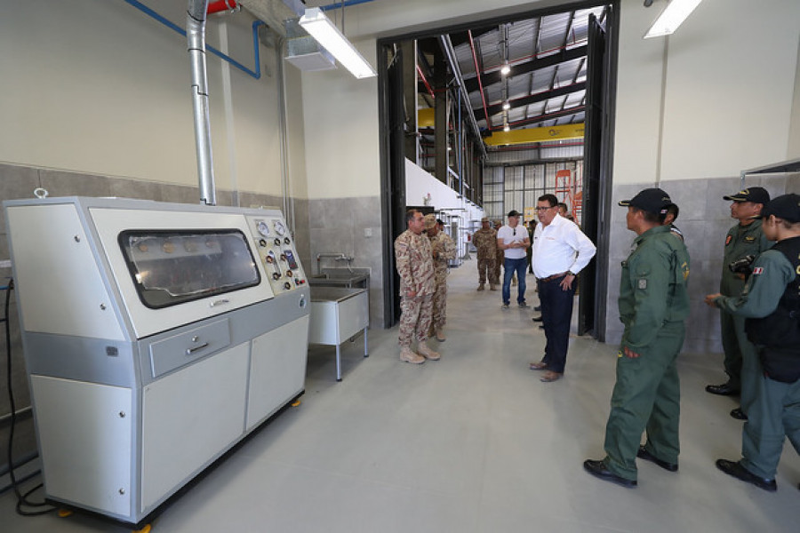 El ministro Huerta inspecciona los equipos del centro de mantenimiento mayor de helicópteros Mi-171SH. Foto: Ministerio de Defensa del Perú