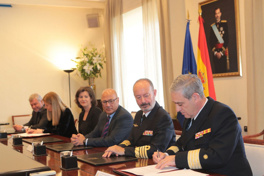 Firma de la orden de ejecución de las F-110. Foto: Ministerio de Defensa