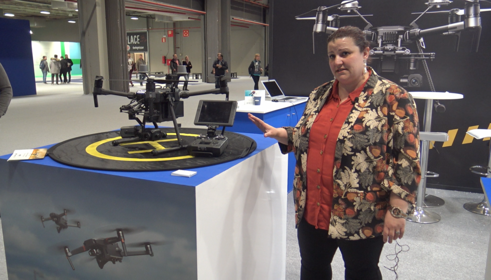 Responsable de Ventas de Drones en Acre, Mar Rodríguez, junto al Matrice 210V2 en Sicur. Foto: Infodefensa.com