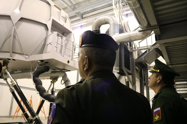 El ministro Padrino y un oficial ruso observan uno de los simuladores. Foto: Ministerio del Poder Popular para la Defensa de Venezuela.