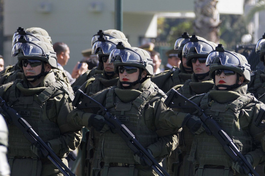 Carabineros de Fuerzas Especiales portan escopetas antimotines Hatsan Escort AimGuard. Foto: Ministerio del Interior