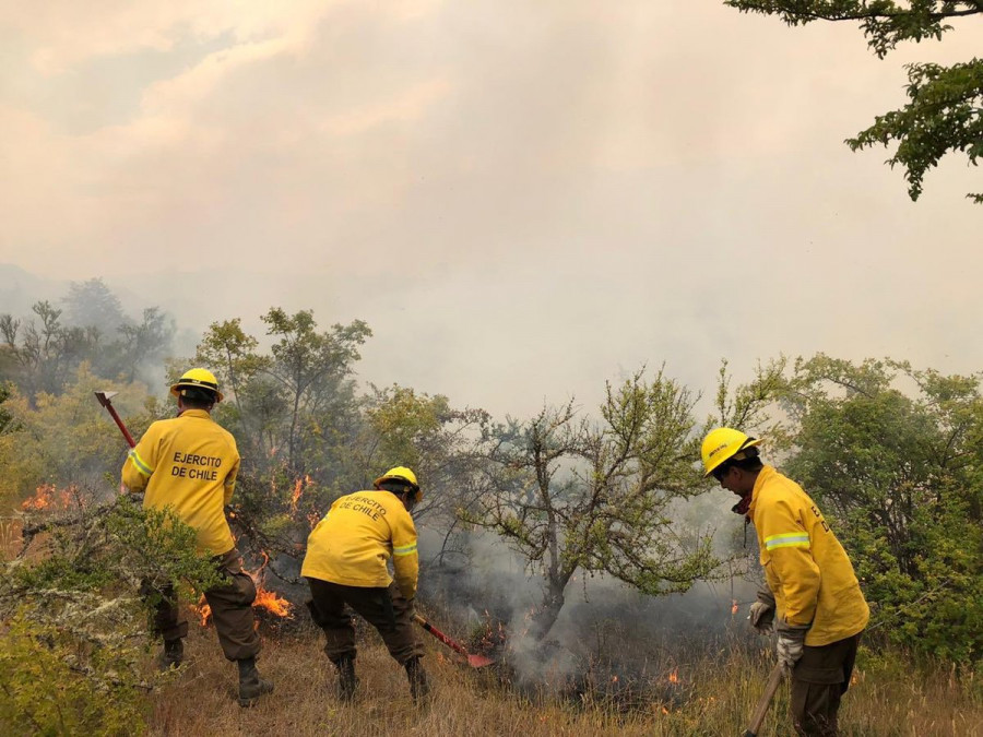 Brife de la IV División de Ejército combatiendo incendio forestal en la región de Aysén. Foto: Ejército de Chile