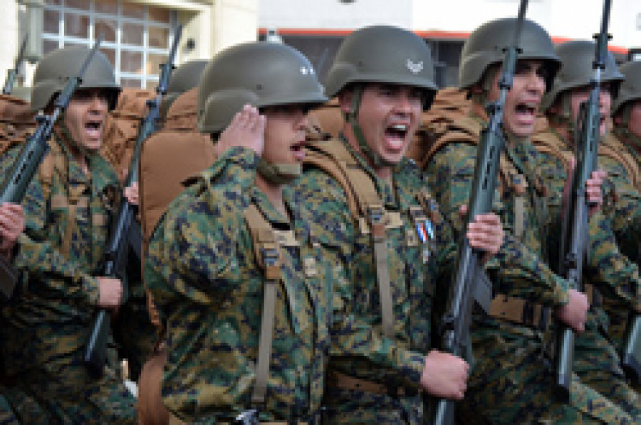 Nueva uniforme Militar ejército de tierra boscoso pixelado. 