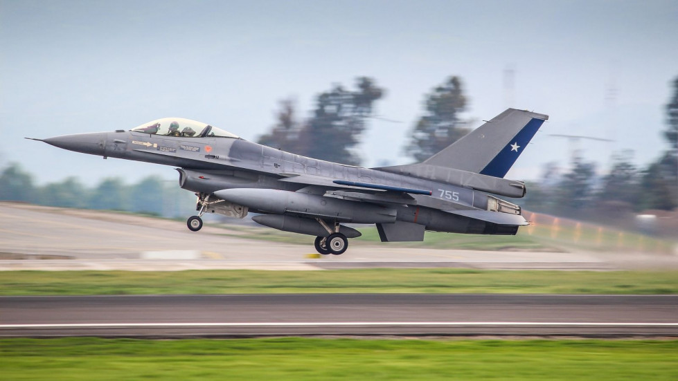 Un Lockheed Martin F-16AM MLU del Grupo N° 7 despega desde la base aérea Pudahuel. Foto: Issan Valenzuela