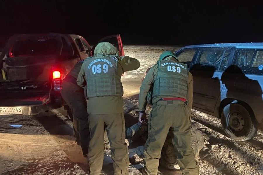 Momento en que Carabineros de Chile detiene a los tres militares bolivianos. Foto: Carabineros de Chile