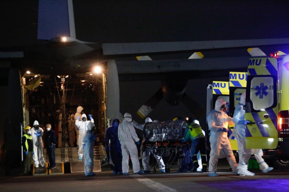 Procedimiento de embarque de los pacientes en el Hercules de la FACh. Foto: Ministerio de Salud