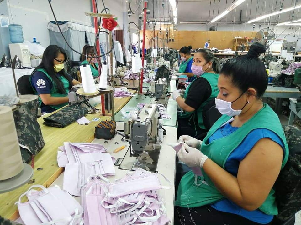 Industria Militar de Honduras elabora hasta 5.000 mascarillas diarias. Foto: Secretaría de Defensa de Honduras