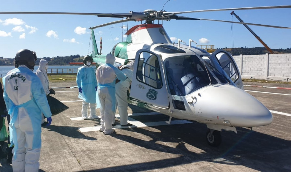 En marzo Carabineros realizó una Evacam de pacientes con Covid desde un crucero en Puerto Montt. Foto: Carabineros