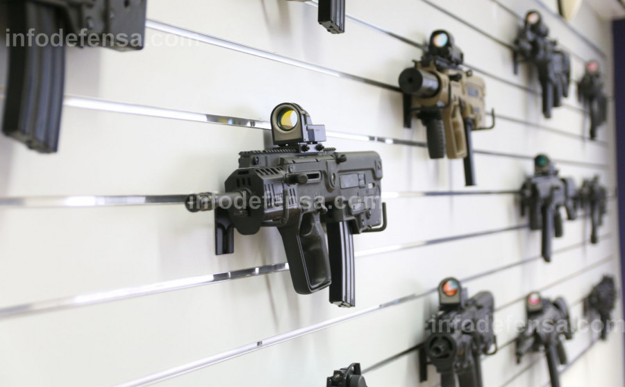 Fusiles de asalto en la sede de un fabricante de este tipo de material. Foto: Ginés Soriano Fotte  Infodefensa.com