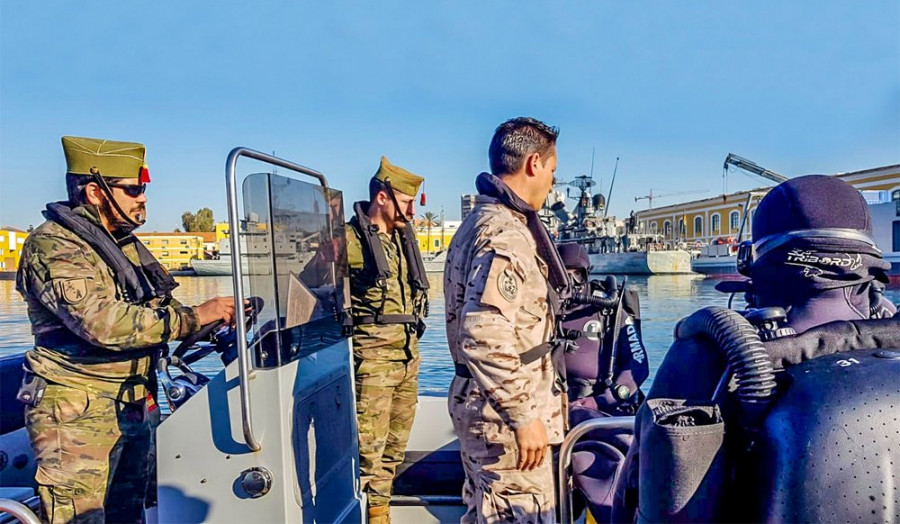 Preparativos previos a la salida al mar con una zodiac. Foto: Ejército de Tierra