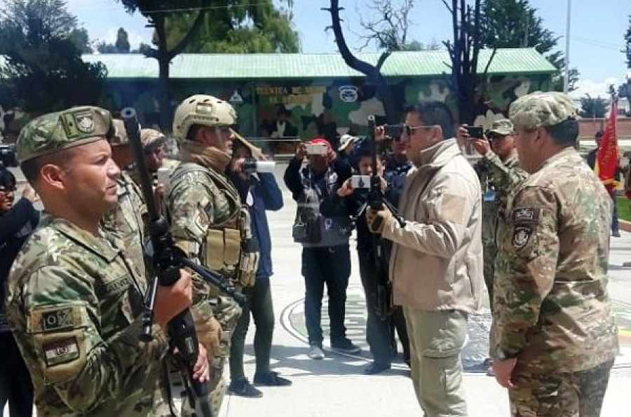 El ministro de Defensa, Javier Zabaleta, hace entrega de los rifles de precisión. Foto: Ministerio de Defensa de Bolivia.