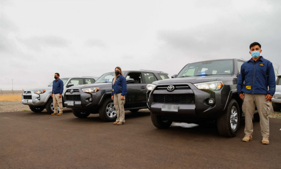 Policías de la PDI junto a los nuevos SUV Toyota 4Runner. Foto: PDI