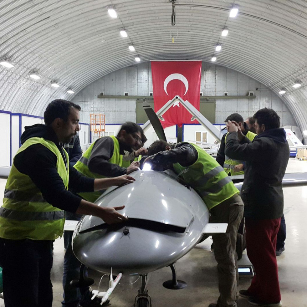 Operarios trabajando en un dron de combate Bayraktar TB2. Foto: Baykar