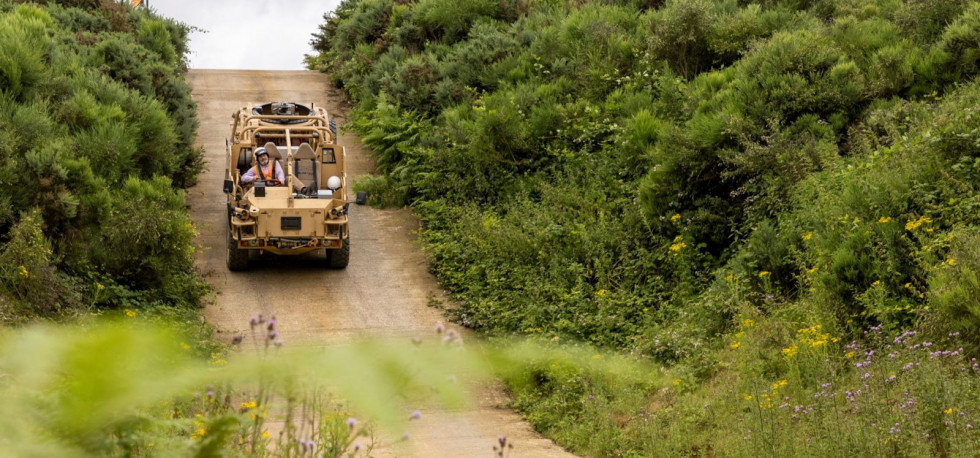 Ensayo de propulsión híbrida en un vehículo militar británico. Foto. Ejército británico