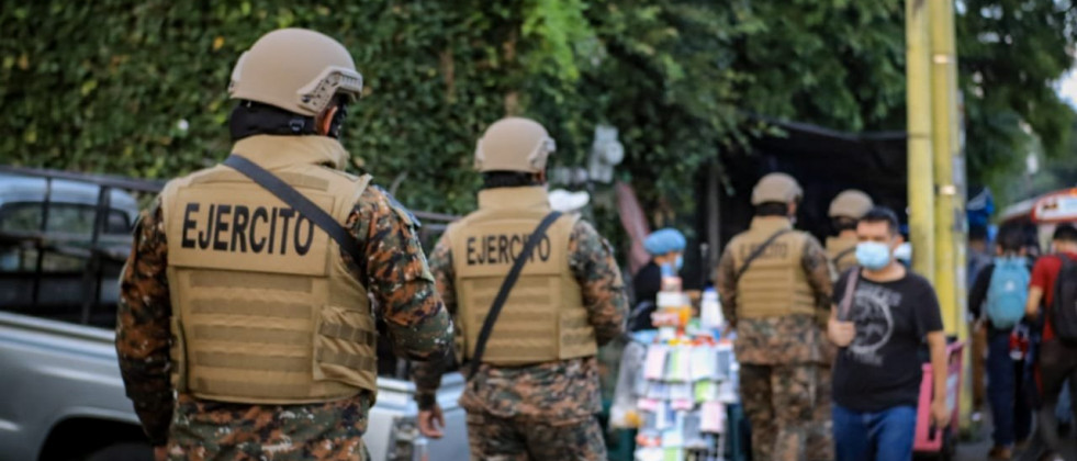 Militares salvadoreños equipados chalecos y cascos en patrullajes