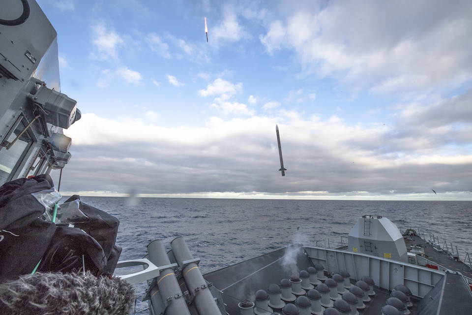 Lanzamiento de dos misiles CAMM durante etapa de pruebas en la fragata HMS Argyll