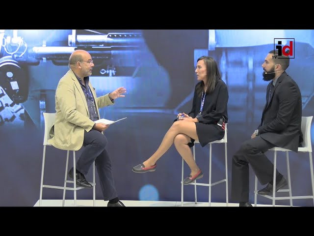 Ángel Expósito entrevista a dos jóvenes ingenieros en el stand de Santa Bárbara Sistemas