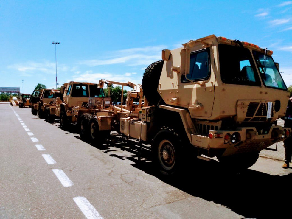 Camiones Oshkosh m1148 17 11 21 [vía Twitter   grl Agustín Cejas]