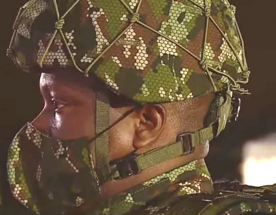 estafa eje Tres Colombia presenta los nuevos uniformes de su Ejército para zonas selváticas  y desérticas
