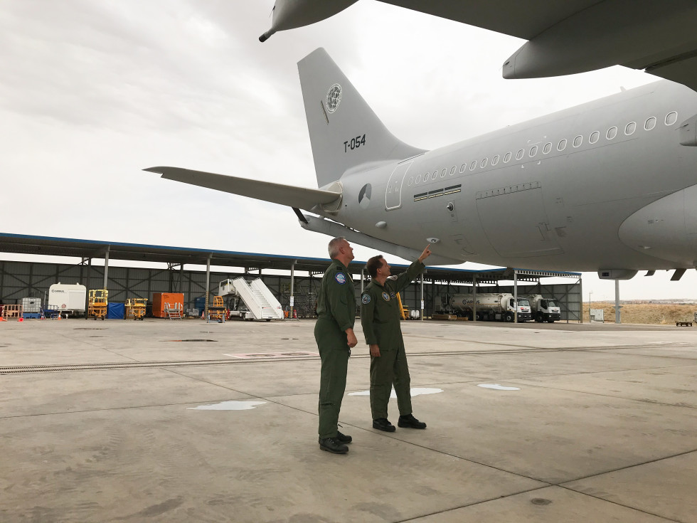 Pilotos de A330 MRTT comprobando la torreta J Music DIRDC de un aparato. Foto NSAP