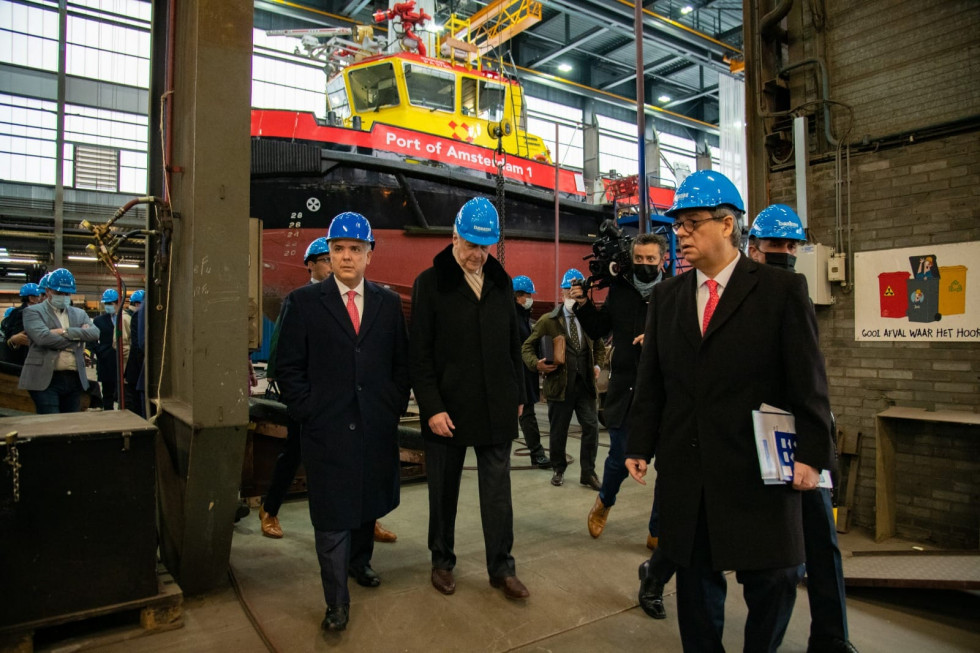 Presidente Duque, visitando DAMEN. Foto cortesía Damen para Infodefensa