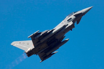 ​La OTAN muestra un caza Eurofighter español en Bulgaria equipado con misiles Meteor