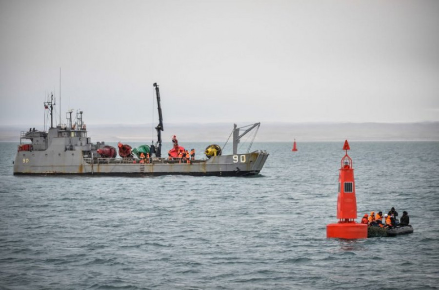 Barcaza LSM 90 Elicura apoyando en tareas de instalación de señalización marítima foto Armada de Chile