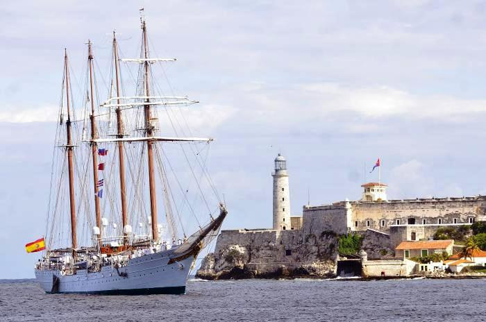 El buque escuela español Juan Sebastián de Elcano recala en el puerto de La Habana