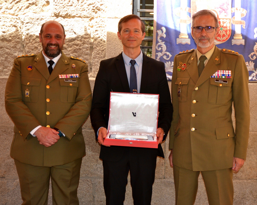 Foto2. Entrega placa Subdelegación de Defensa de Pontevedar