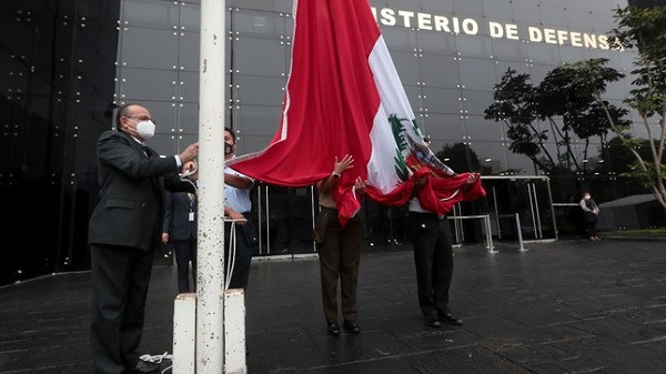 JoseRoblesMontoya viceminPoliticasDefensa IzaBanderaPeru FachadaMinDef Lima 09may2022 MinDefPeru