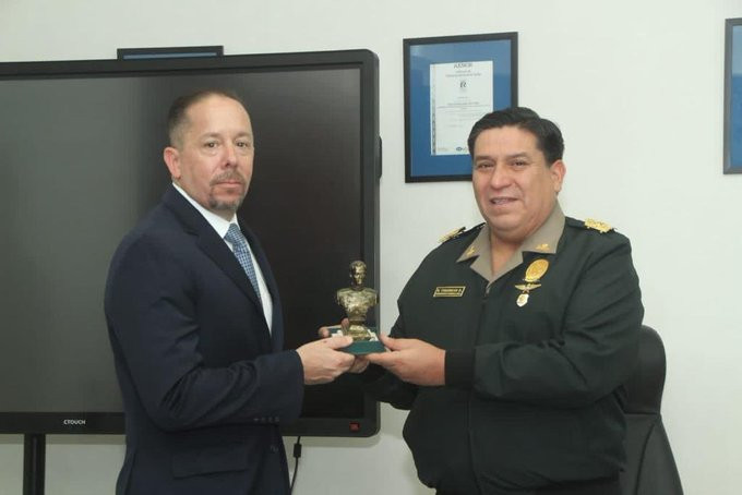 VicenteTiburcio tengenPNP RecibeReconocimientoDepHomelanSecurity may2022 PoliciaNacionalPeru