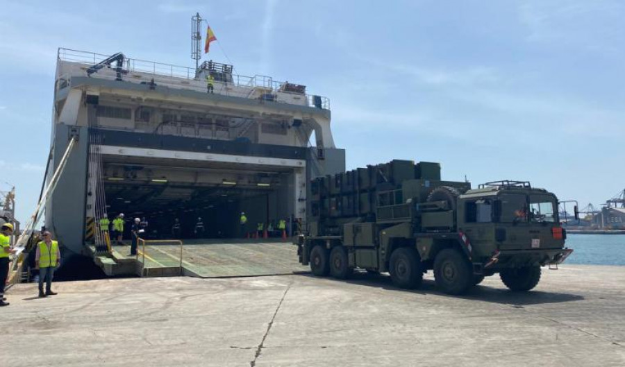 Carga de los misiles Patriot en el puerto de Valencia