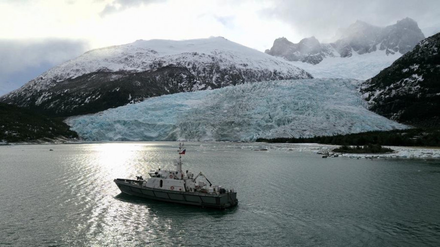 La LSG Hallef contro lancha extractora de Centolla en Fiordo Pía Foto Armada de Chile