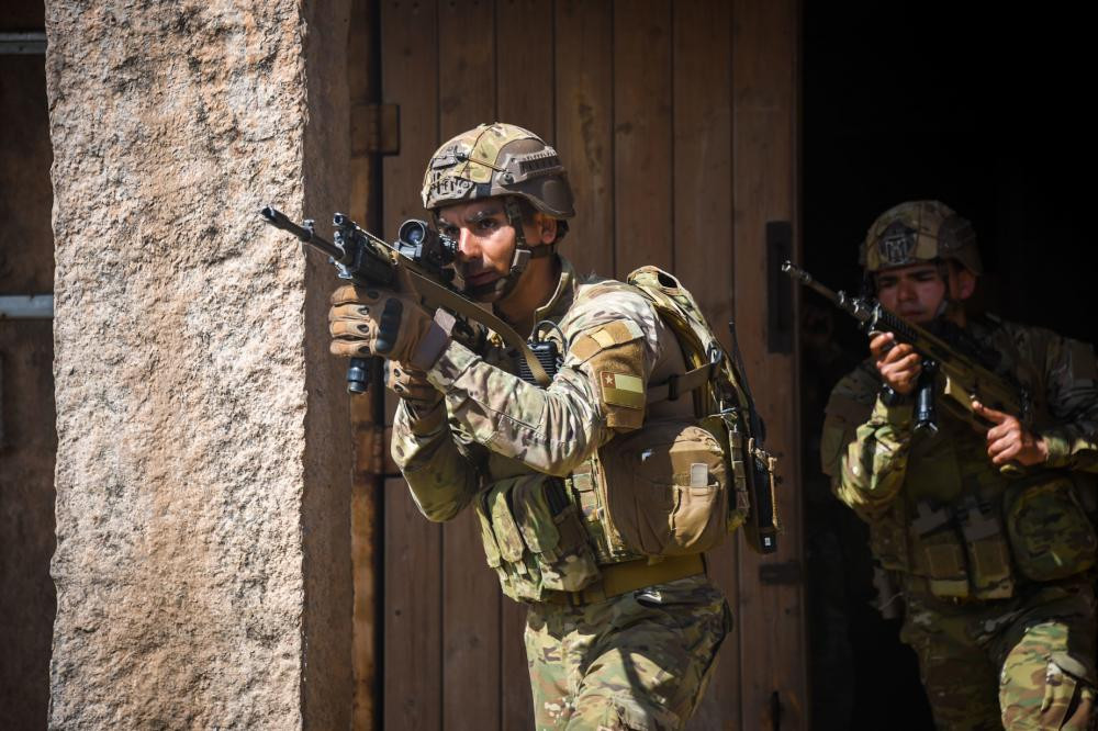 Infantes de Marina de la Armada de Chile participando en una operaciu00f3n simulada de combate en terreno urbano Foto Mass Communication Specialist Seaman Leon Vonguyen US Navy