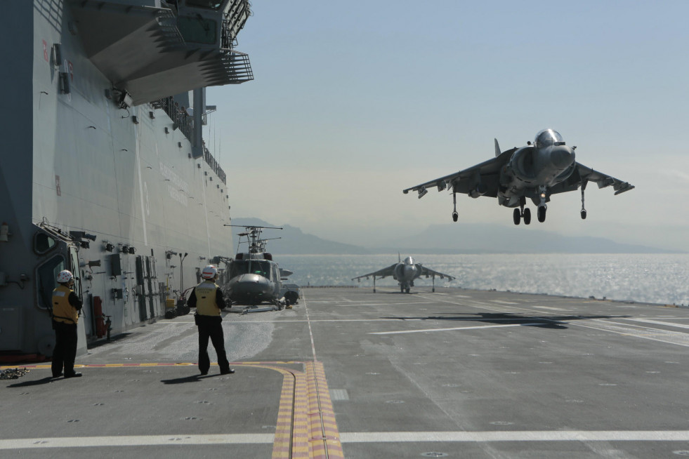 Harrier en la cubierta del lhd juan carlos I