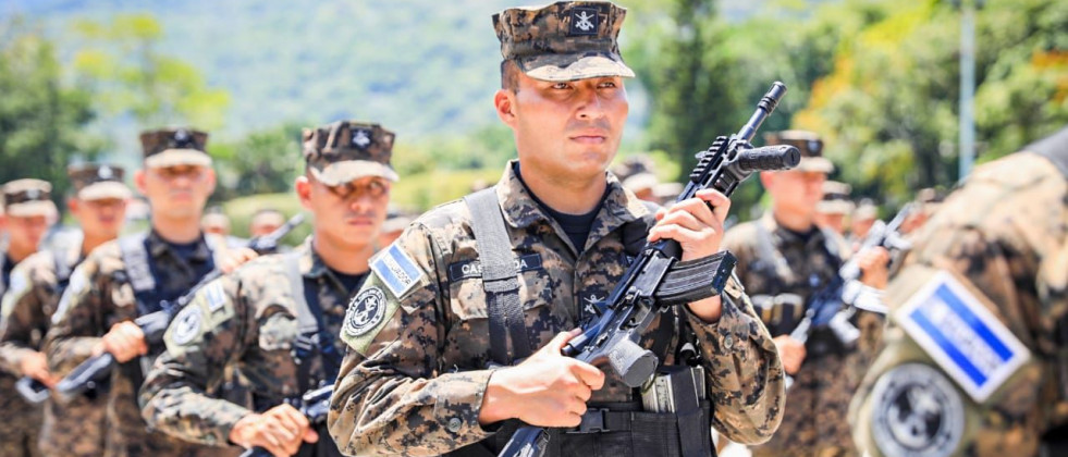 Militares salvadoreños con los nuevos fusiles Arad