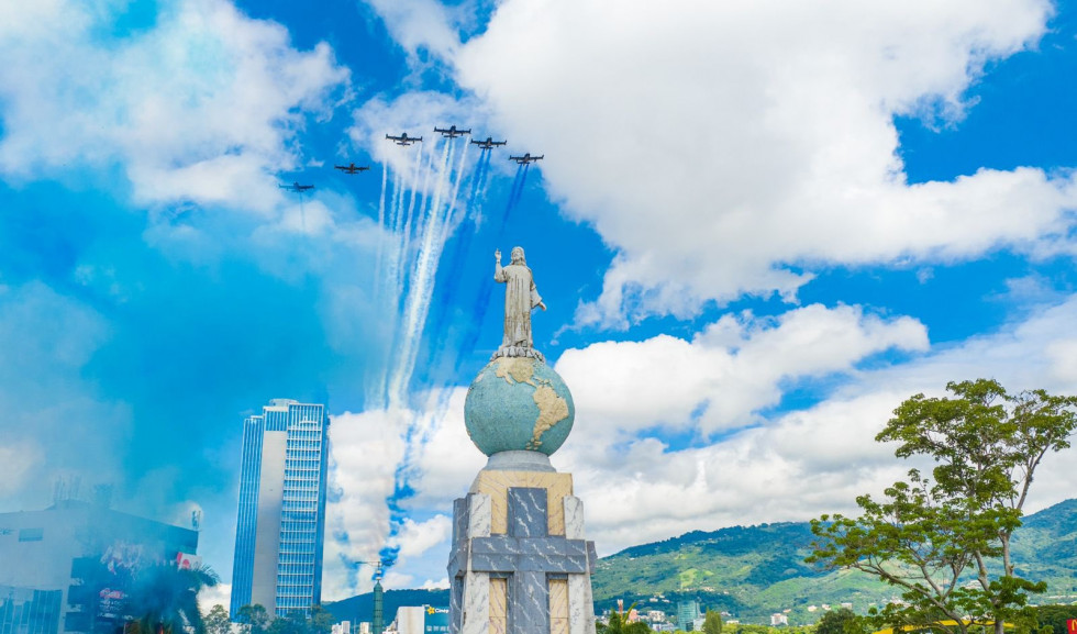 Flota A37 en desfile de independencia de El Salvador