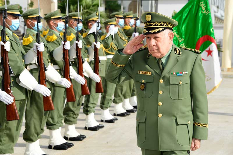 El general Said Chanegriha, jefe del Estado Mayor del Ejército argelino pasando revista a tropas del país. Foto Ministerio de Defensa de Argelia