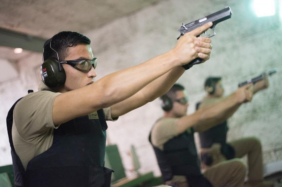 Alumnos de la Escuela de Investigaciones Policiales en polígono de tiro Foto PDI